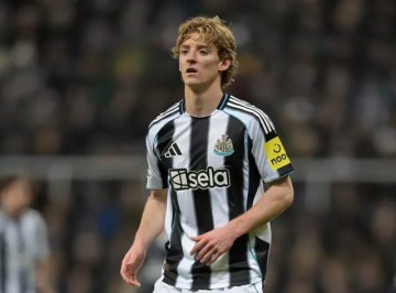 英超3大豪门盯上25岁戈登：欧冠10场轰10球 纽卡要价近1亿